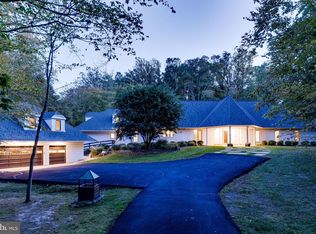 137 Yarnick Rd, Great Falls, VA 22066