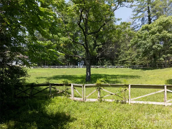 34 Oak Gate Dr, Hendersonville, NC 28739