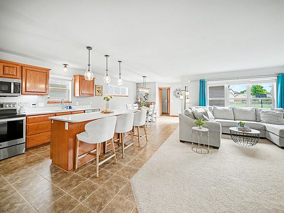 2nd image of 3821 Stonebridge Dr