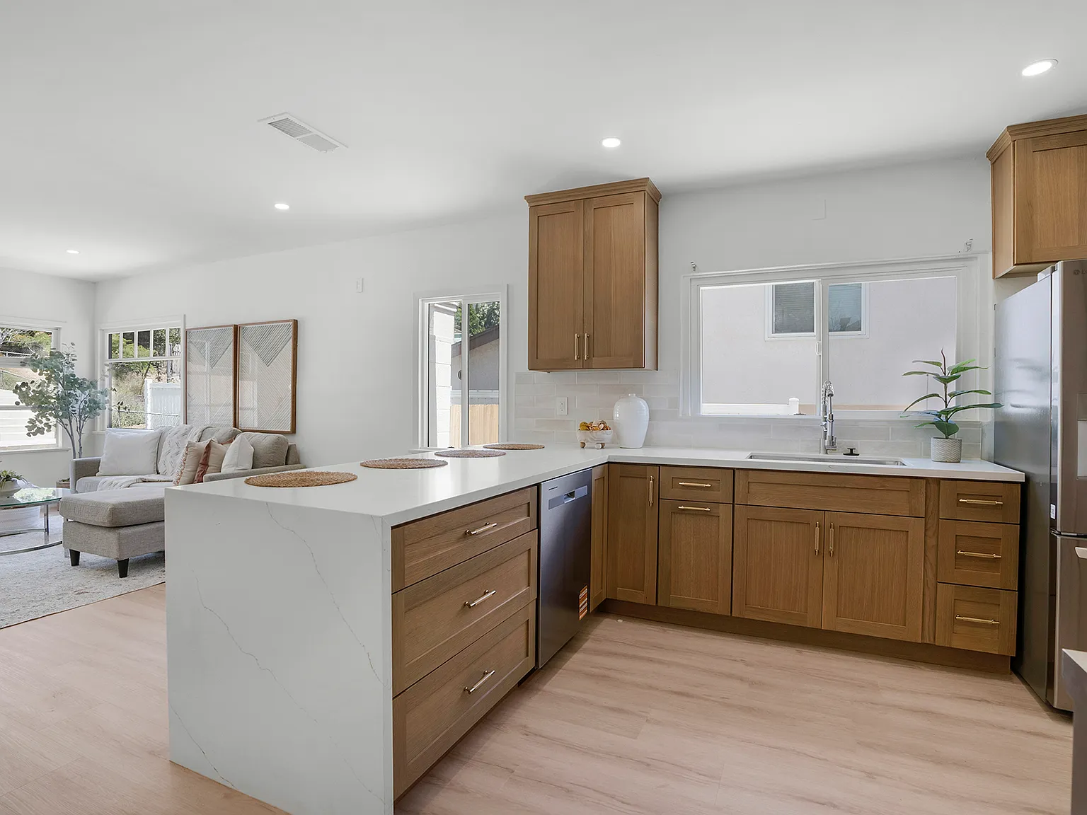 2 bed, 1000 sqft, $4,500 — Photo 4