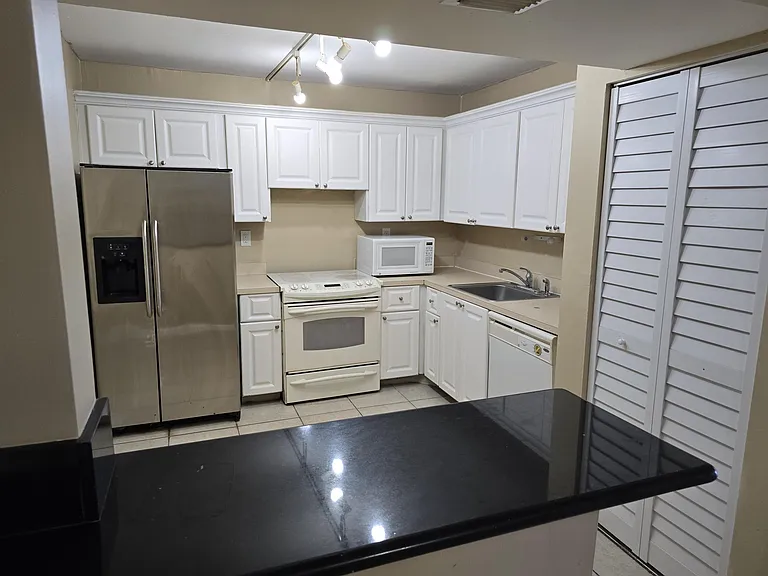 711 N Pine Island Rd #213 — Photo 4