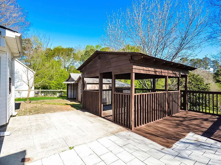 300 Claremont Dr — Photo 15