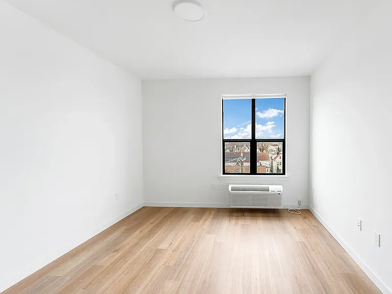 165 W 7th St #213 — Photo 7