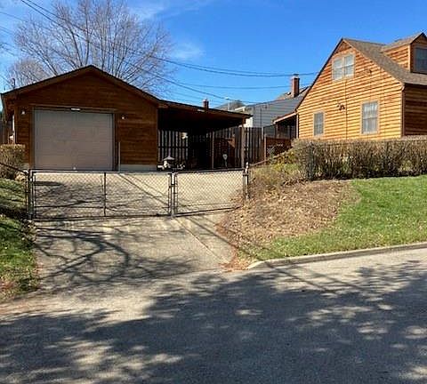 3rd image of 4252 Woodbine Ave