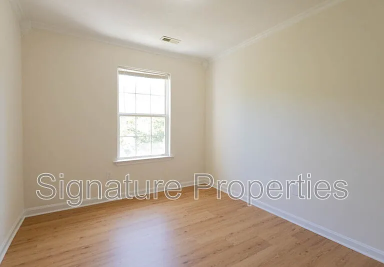 405 Lakeview Ct — Photo 24