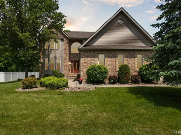 672 Morningside Dr, Grand Blanc, MI 48439