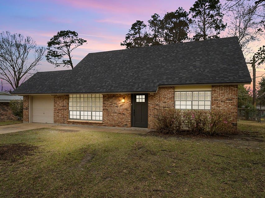 1st image of 1121 Lake Court Dr