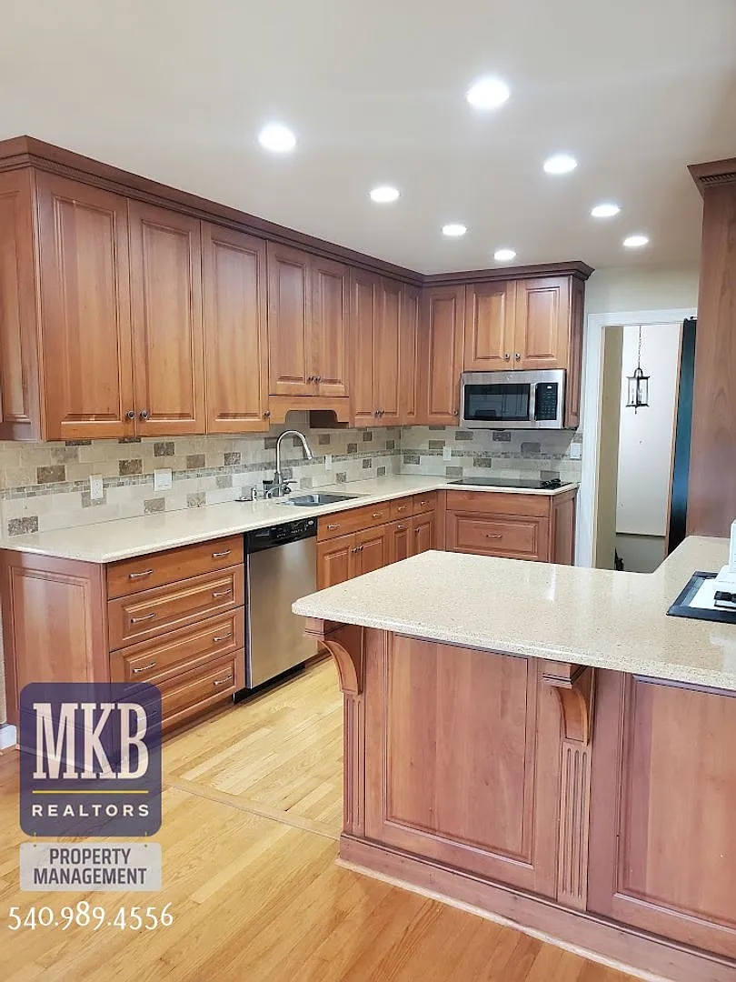 Wonderful home in Hunting Hills Community in South Roanoke County — Photo 3