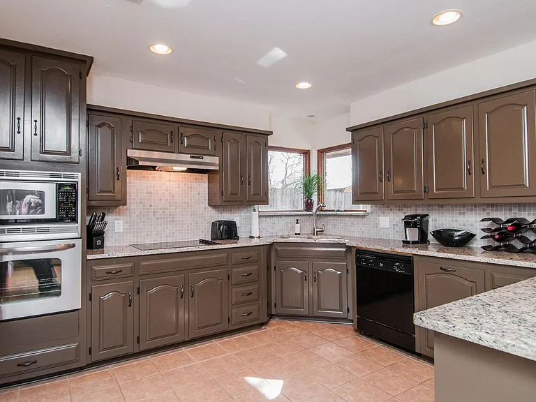 2947 Southridge Dr — Photo 10