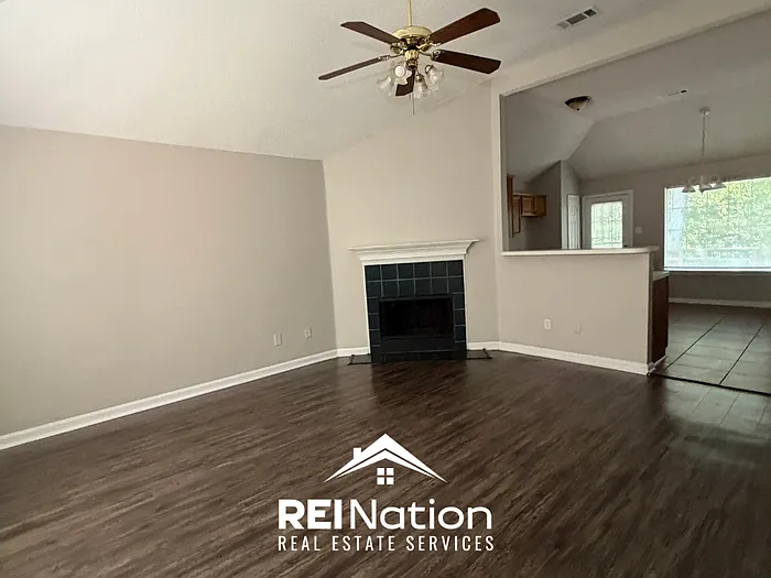 3 bed, 2.0 bath, 1360 sqft, $1,645 — Photo 3