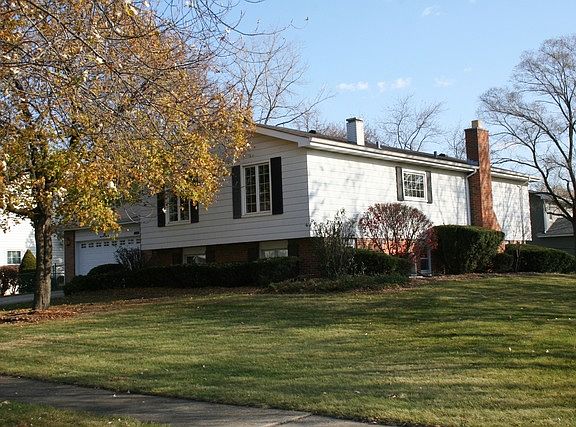 2nd image of 1945 Brentwood Ln E