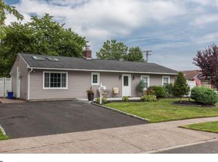 19 Blue Ridge Dr, Levittown, PA 19057