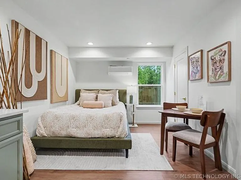 1379 E 13th St — Photo 32