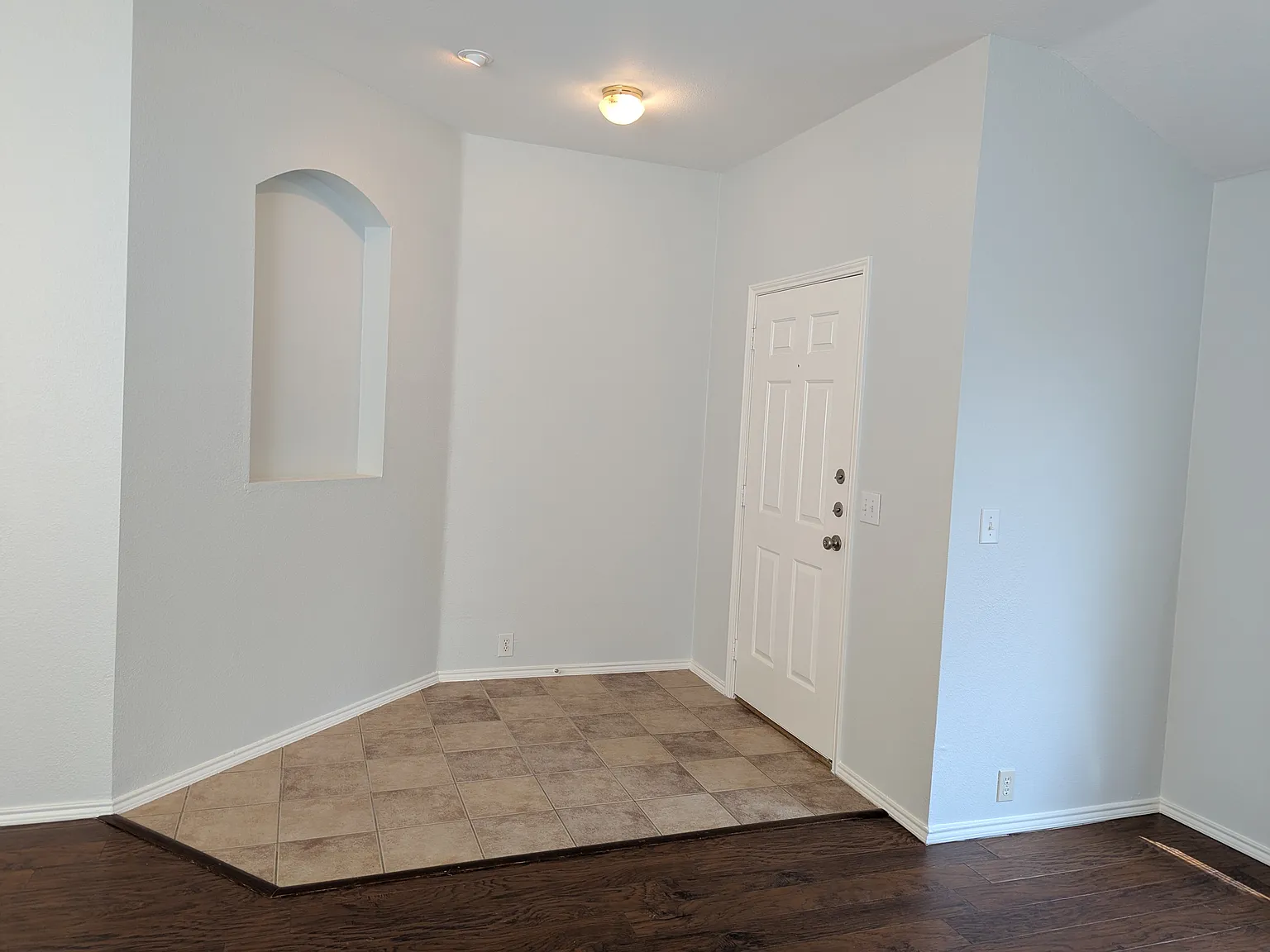 3 bed, 1872 sqft, $2,095 — Photo 2