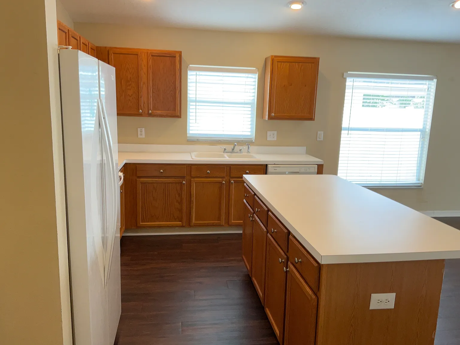 4 bed, 2.0 bath, 1982 sqft, $2,480 — Photo 3