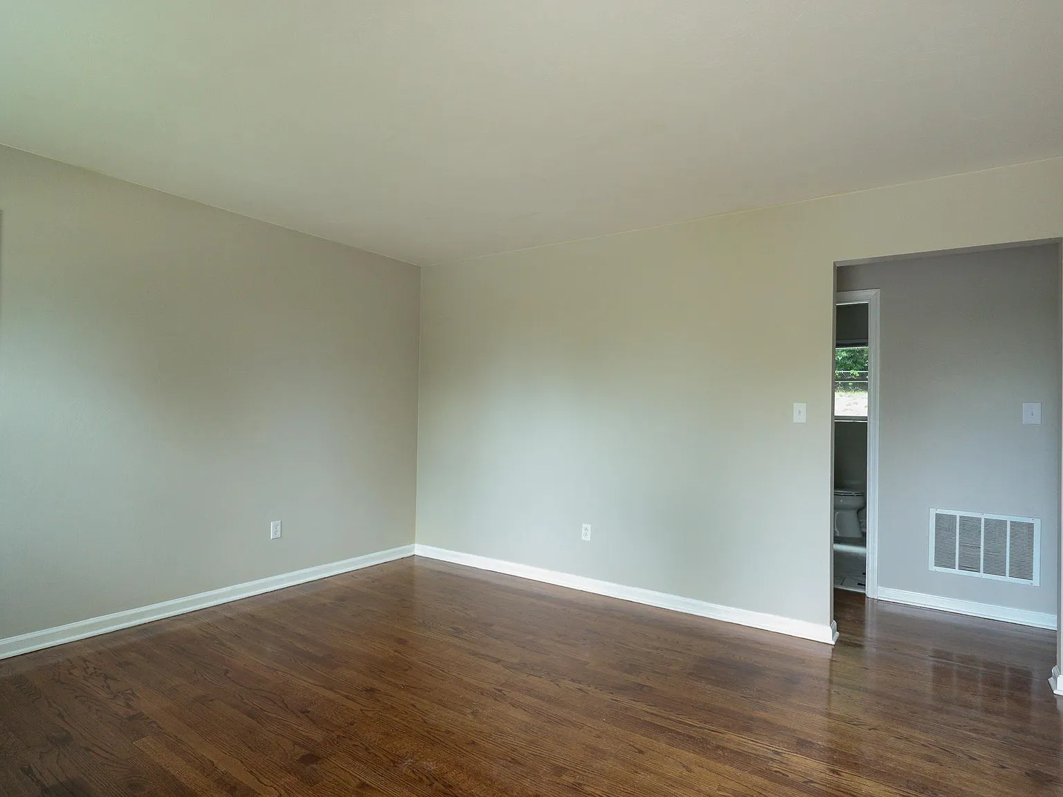 2 bed, 850 sqft, $1,249 — Photo 2