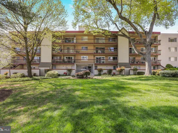 10300 Westlake Dr APT 210, Bethesda, MD 20817