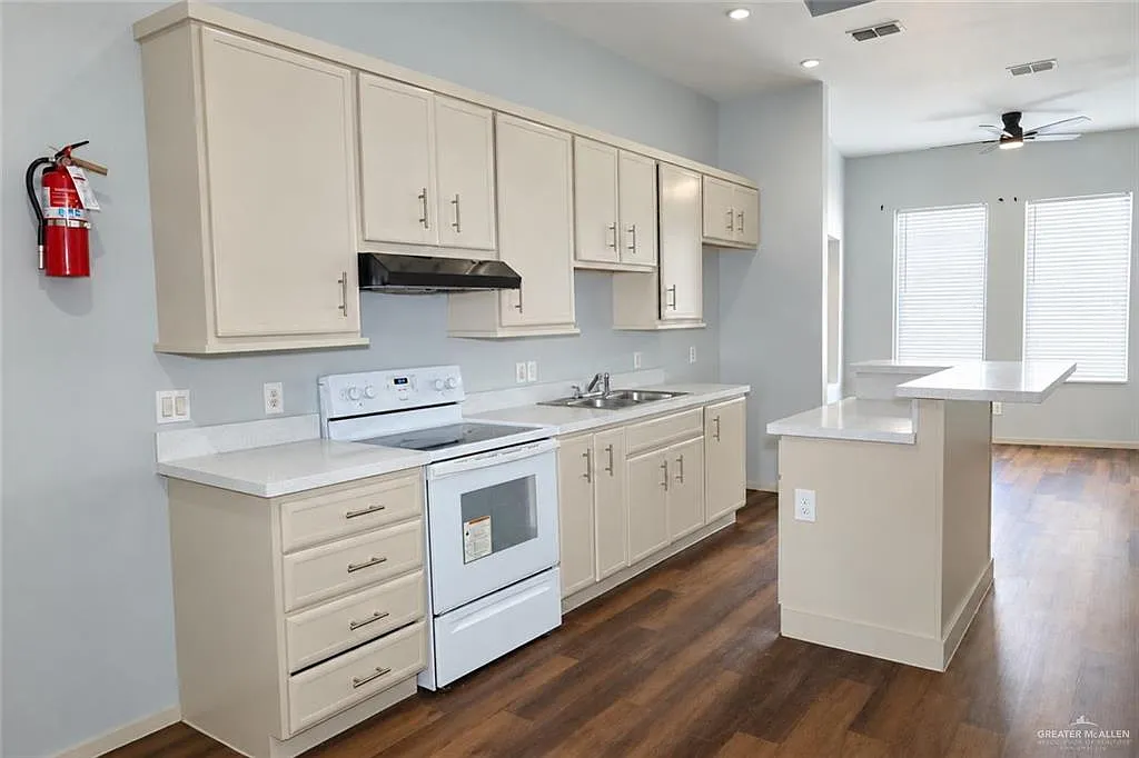3 bed, 3.0 bath, 22882 sqft, $1,400 — Photo 2