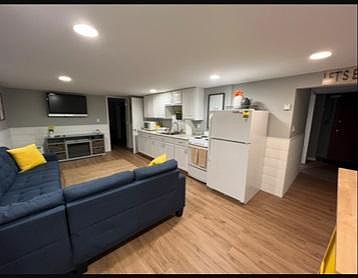 4th image of 92 Altmar Ave