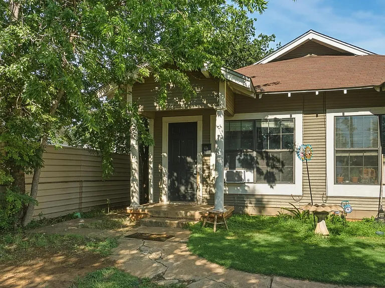 735 Victoria St — Photo 2