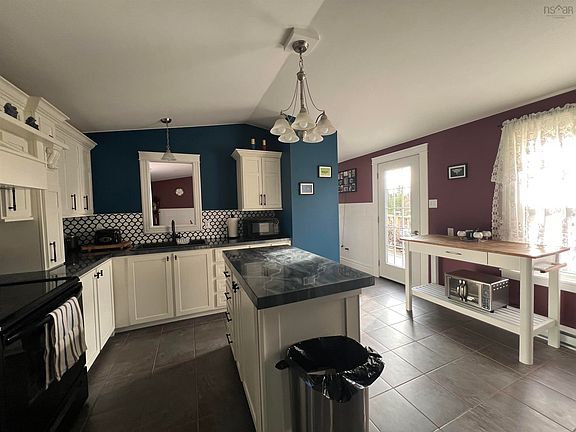5th image of 38 Rustic Dr
