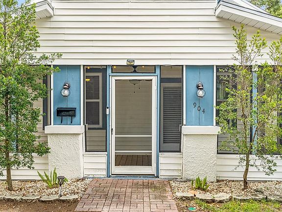 3rd image of 904 W Henry Ave