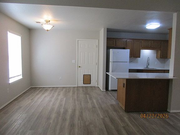 2nd image of 716 N Daisy Ln