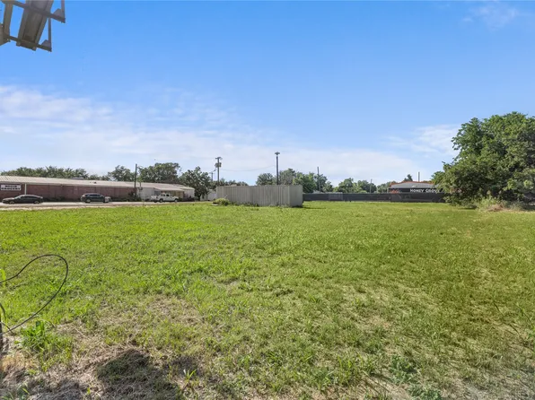 800 N 14th St, Honey Grove, TX 75446