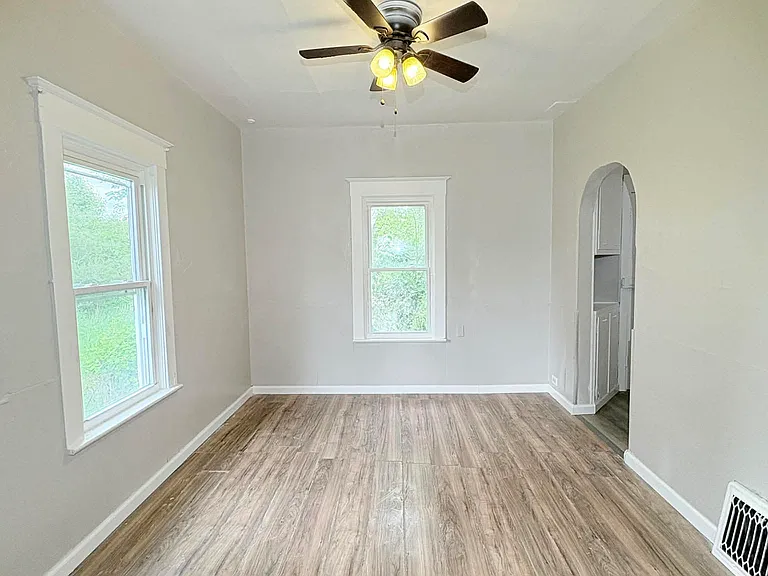 631 Curtis St — Photo 12