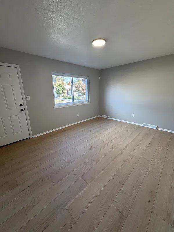 3 bed, 1.0 bath, 980 sqft, $1,637 — Photo 4