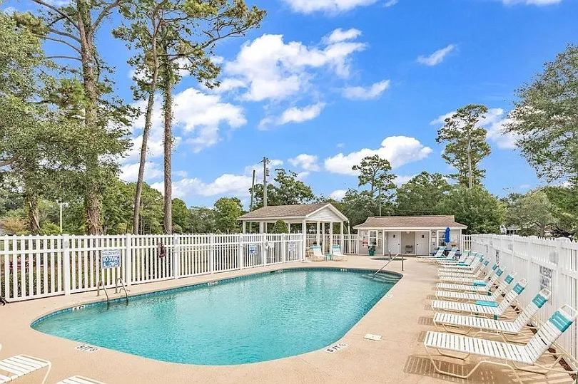 4650 Greenbriar Dr — Photo 2