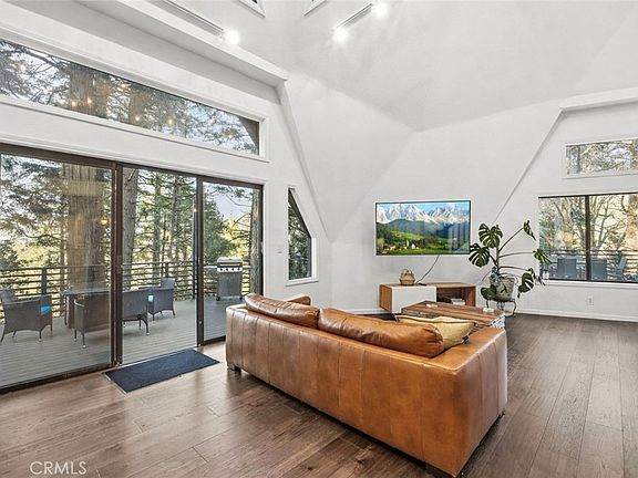 4th image of 1349 Valley View Way