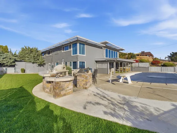 821 Skyline Dr, Sunnyside, WA 98944