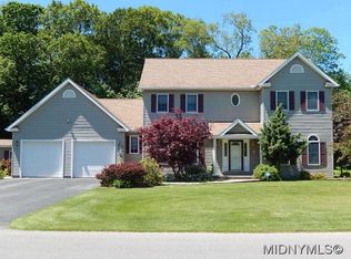 9 Country Club Dr, New York Mills, NY 13417