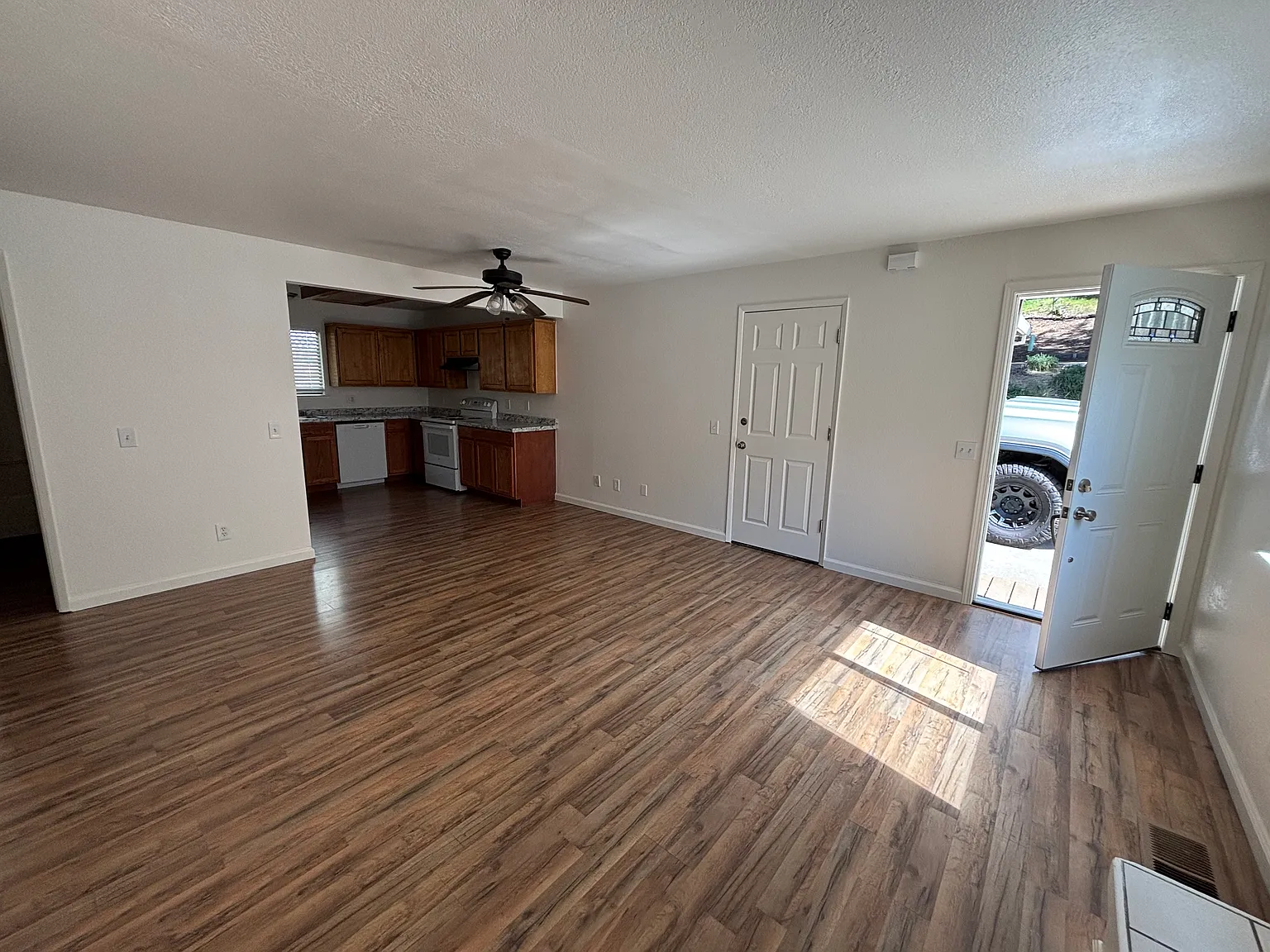 2 bed, 900 sqft, $2,000 — Photo 3
