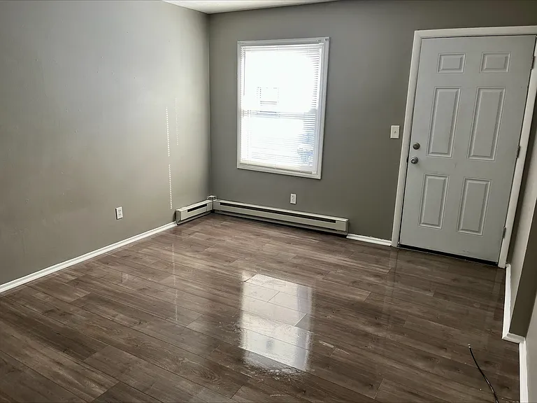 555 Schiller Ave — Photo 4