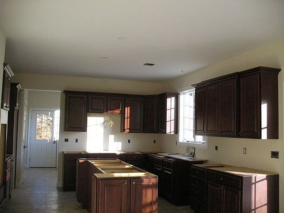 5th image of 28 Sprucetop Dr