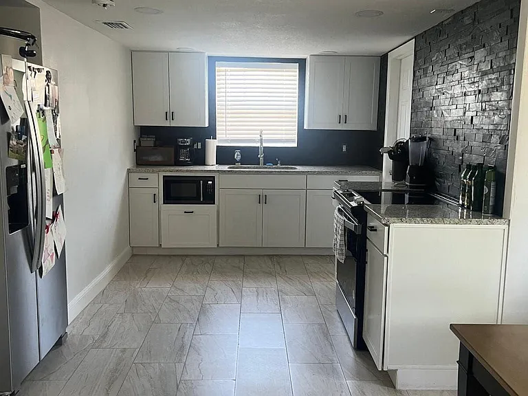 581 Oxford Ave — Photo 12