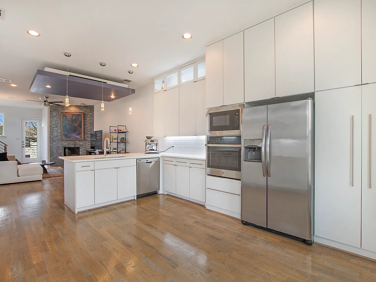 3 bed, 2260 sqft, $3,600 — Photo 4