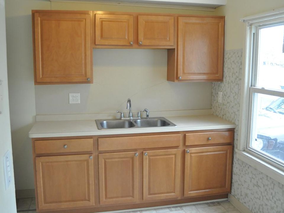 Kitchen Cabinets/Sink