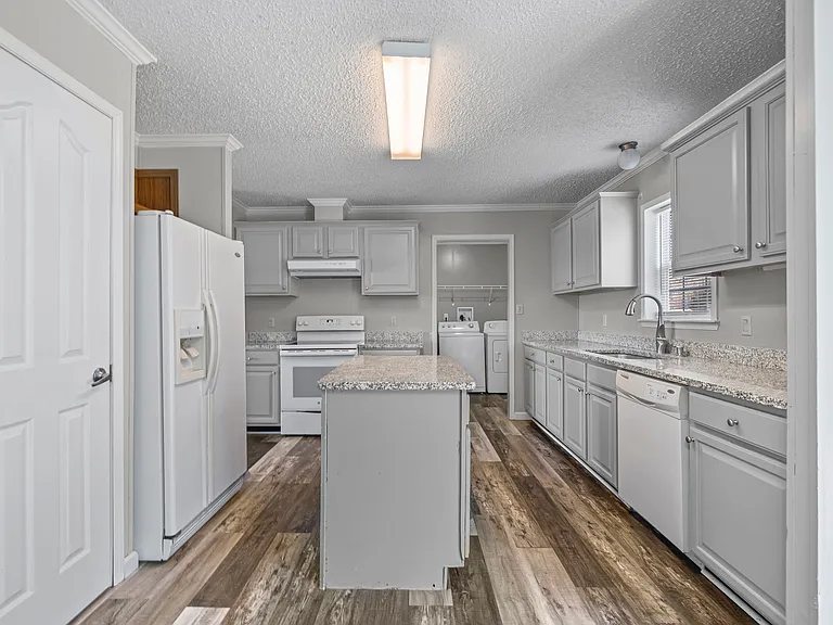 122 Lisas Way — Photo 3