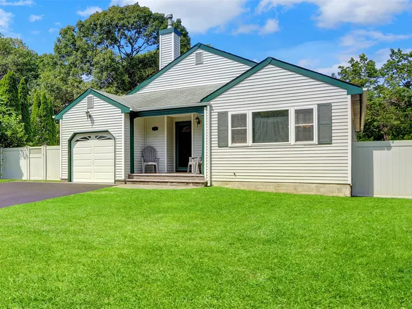 11 Winnecomac Circle, Kings Park, NY 11754