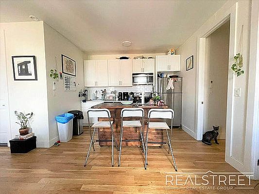 3rd image of 858 Jefferson Ave #3