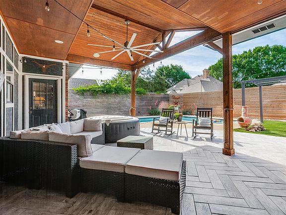 3rd image of 3904 Davis Cir