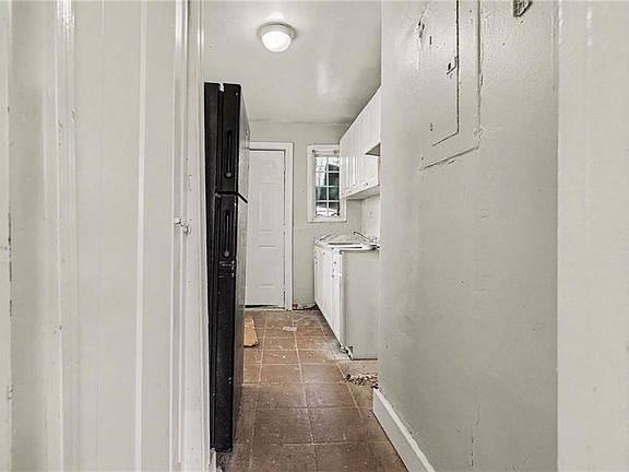 4th image of 272 Glenn St SW