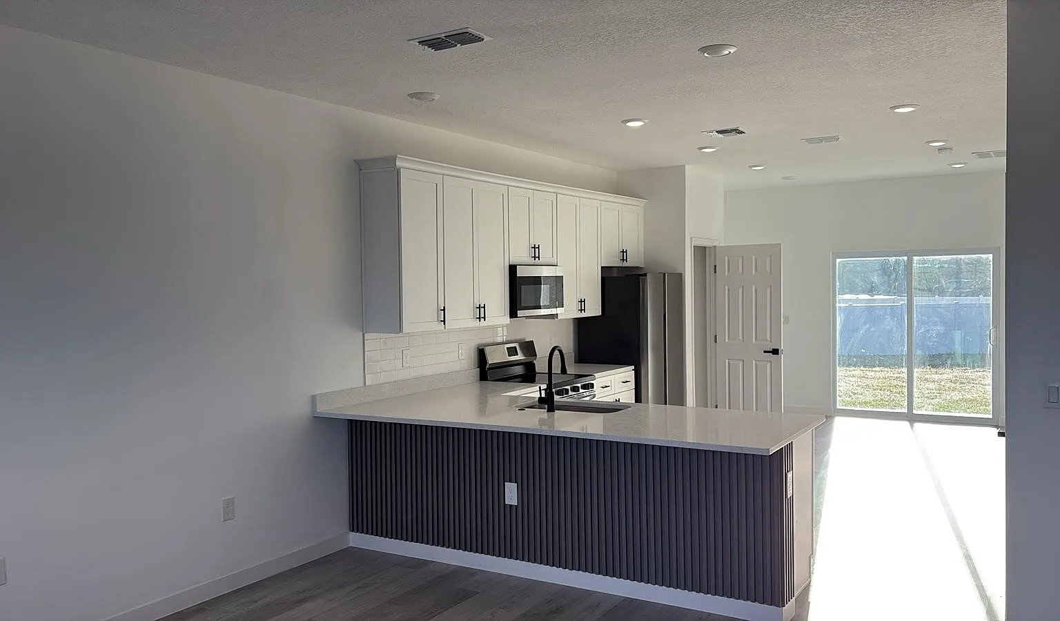 3 bed, 2.0 bath, 1416 sqft, $1,950 — Photo 4
