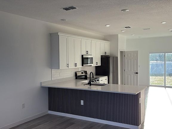 4th image of 833 Colville Dr