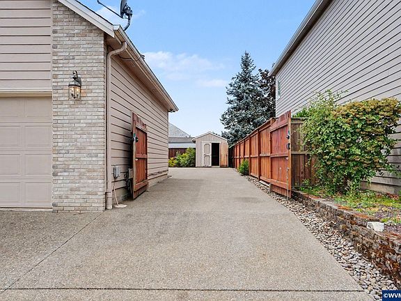 3rd image of 482 Yellowstone Dr