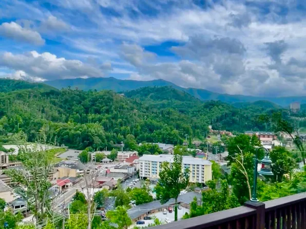 241 Greystone Heights Rd #3, Gatlinburg, TN 37738