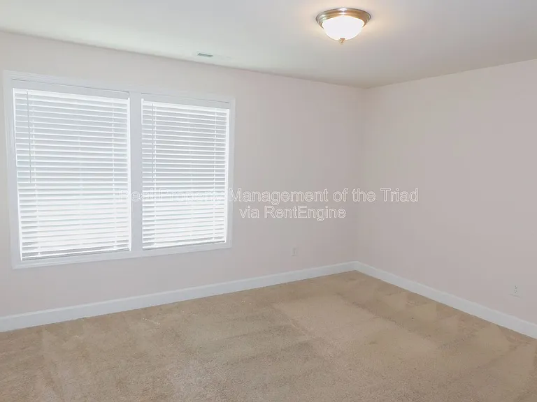 1427 Sawyer Ave — Photo 11